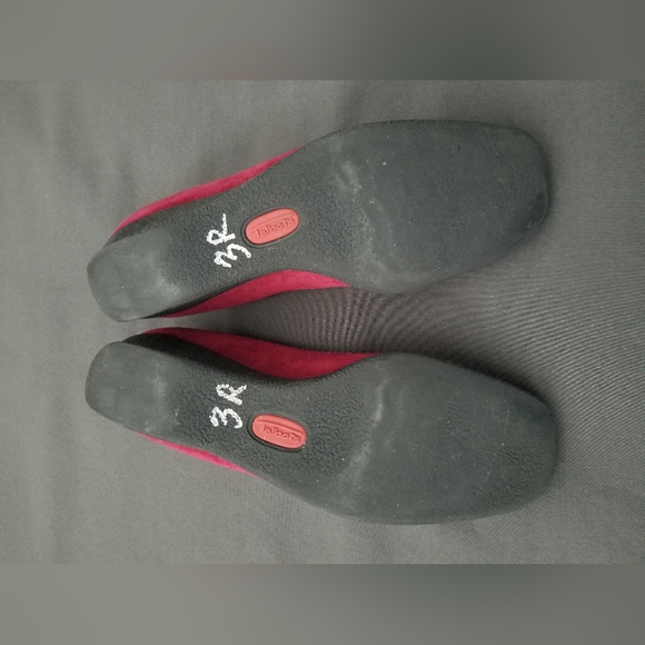 Talbot Suede Pump w/Tassels, GUC, Size 5B, Heel/Wedge Height 1.25" - Picture 8 of 9